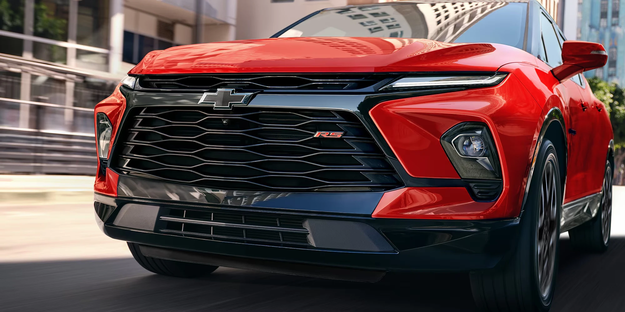 Parrilla en forma de panal con emblema Chevrolet negro.