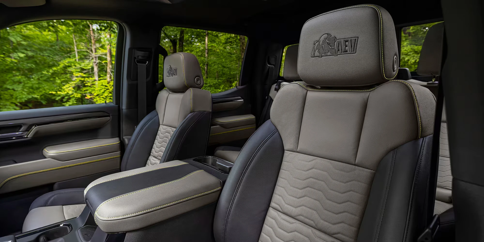 Interiores en piel Artemis AEV® exclusivos para la versión ZR2 Bison.