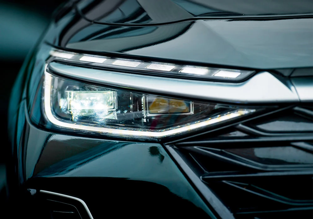 Faros LED delanteros con encendido automático, funcionalidad al instante.