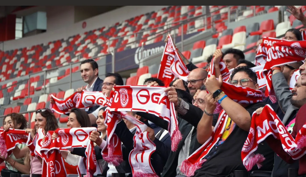 Equipo de Deportivo Toluca Futbol Club junto a GAC México