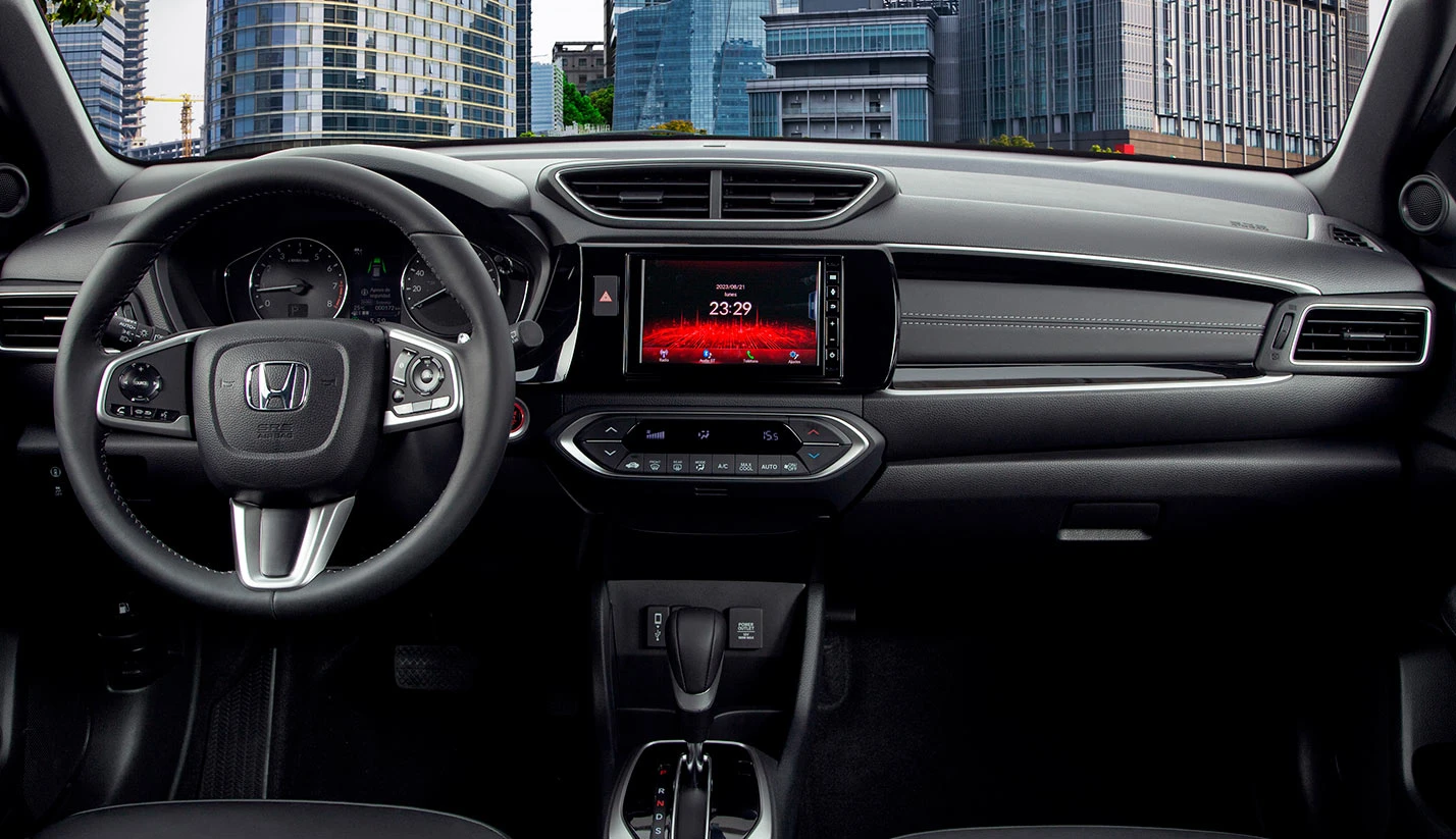 Su pantalla táctil es de 7” y cuenta con sistema display audio con 6 bocinas, compatible con Apple CarPlay® y Android Auto™ alámbrico.