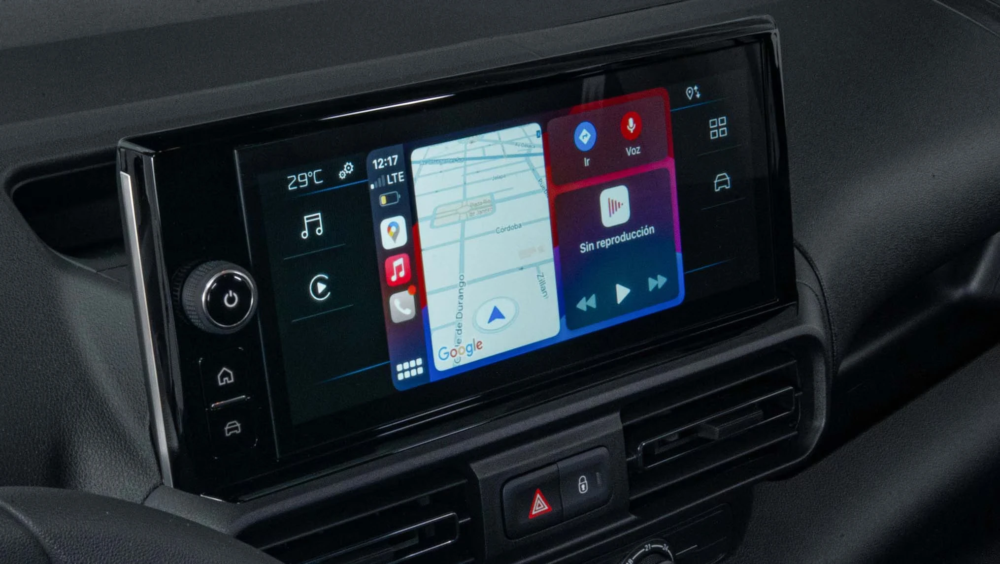 La nueva pantalla táctil de 10" te permite controlar el sistema de audio y uno de el sistema de infoentretenimiento.