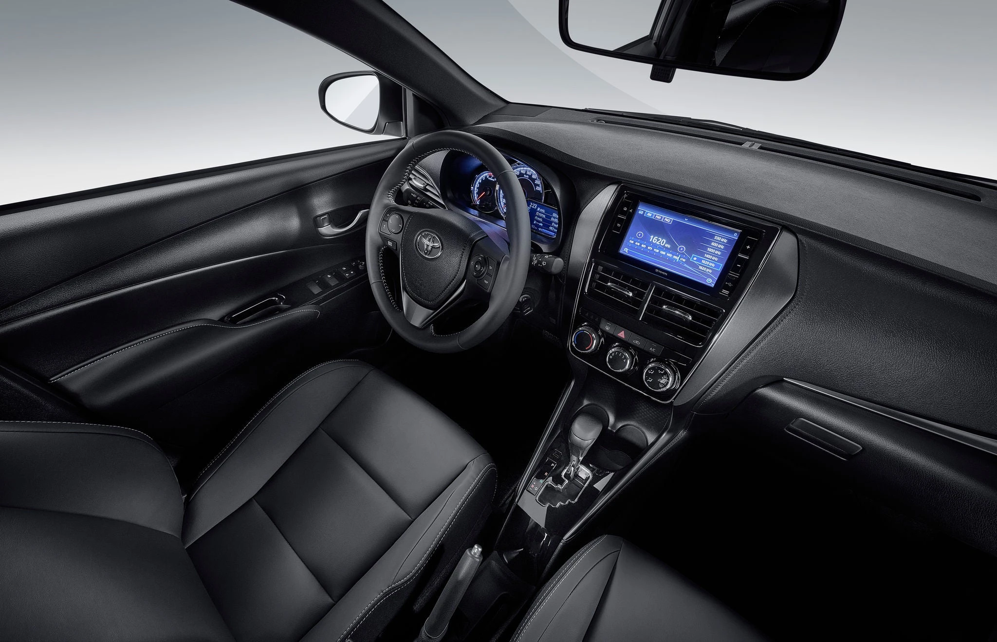 Pantalla táctil de 7" con Android Auto® y Apple CarPlay®, Bluetooth®, cámara de reversa y pantalla multiinformación (MID)